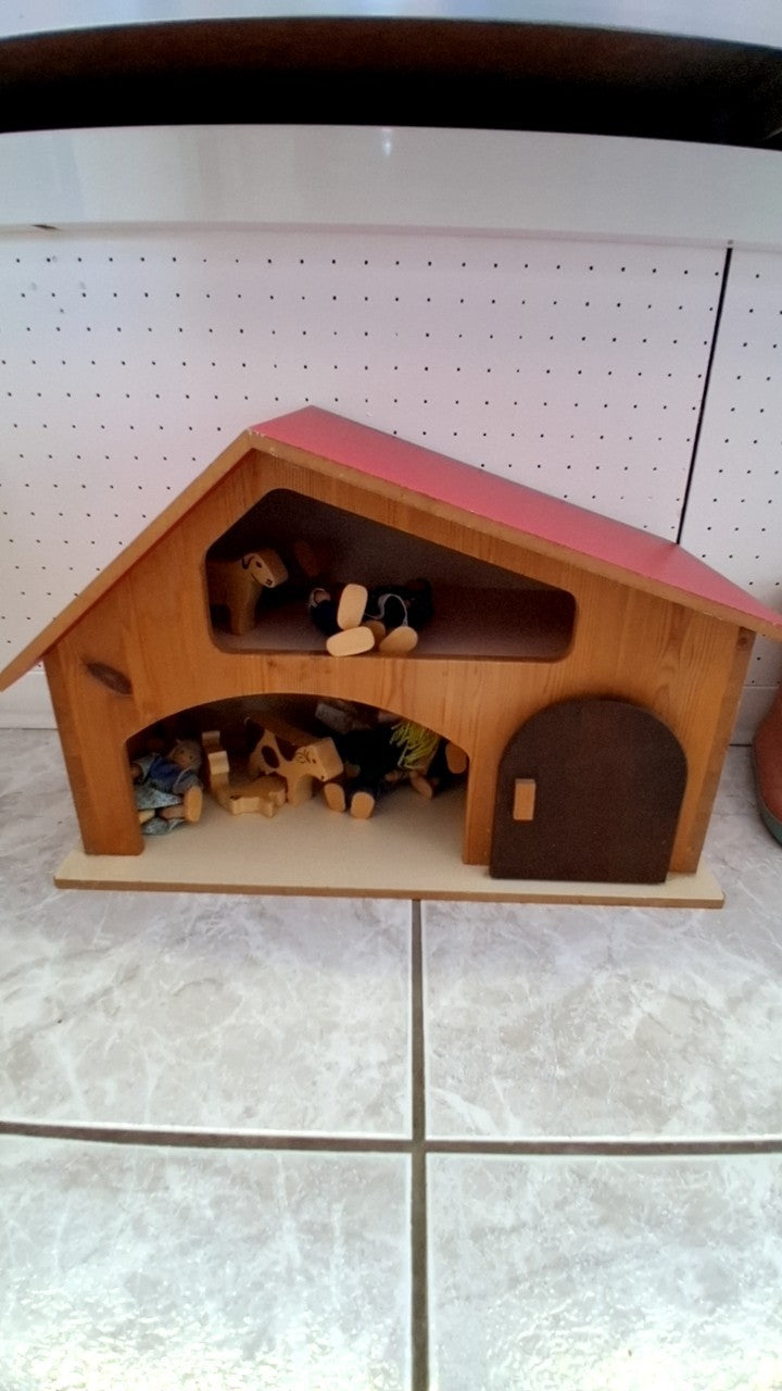 Holzstall mit Zubehör