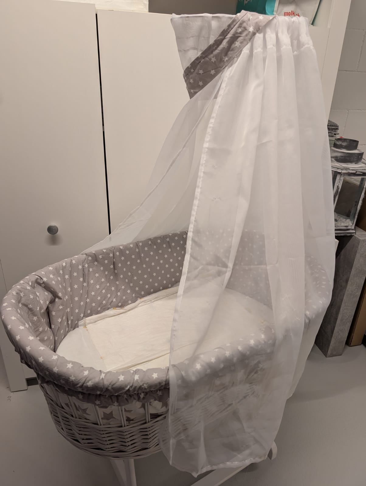 Babybett / Stubenwagen Grau und Weiß
