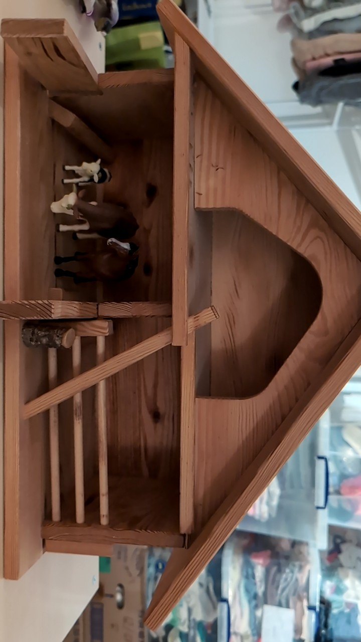 Heidiland Holzstall mit 3 Schleichfiguren