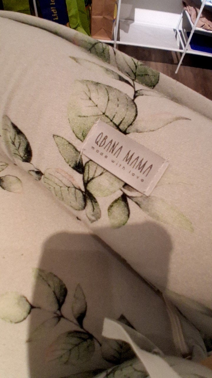 QBANA MAMA Babynest Creme mit grünem Blattmuster