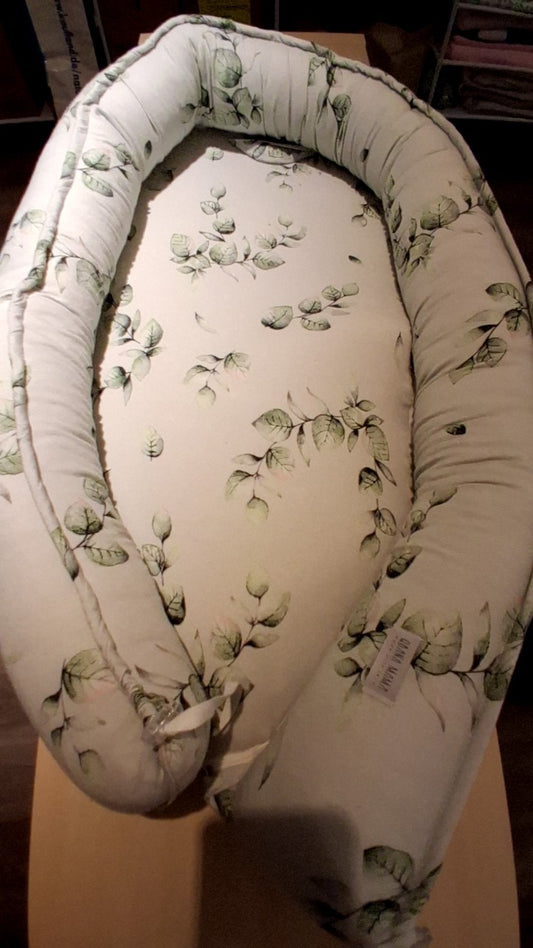 QBANA MAMA Babynest Creme mit grünem Blattmuster