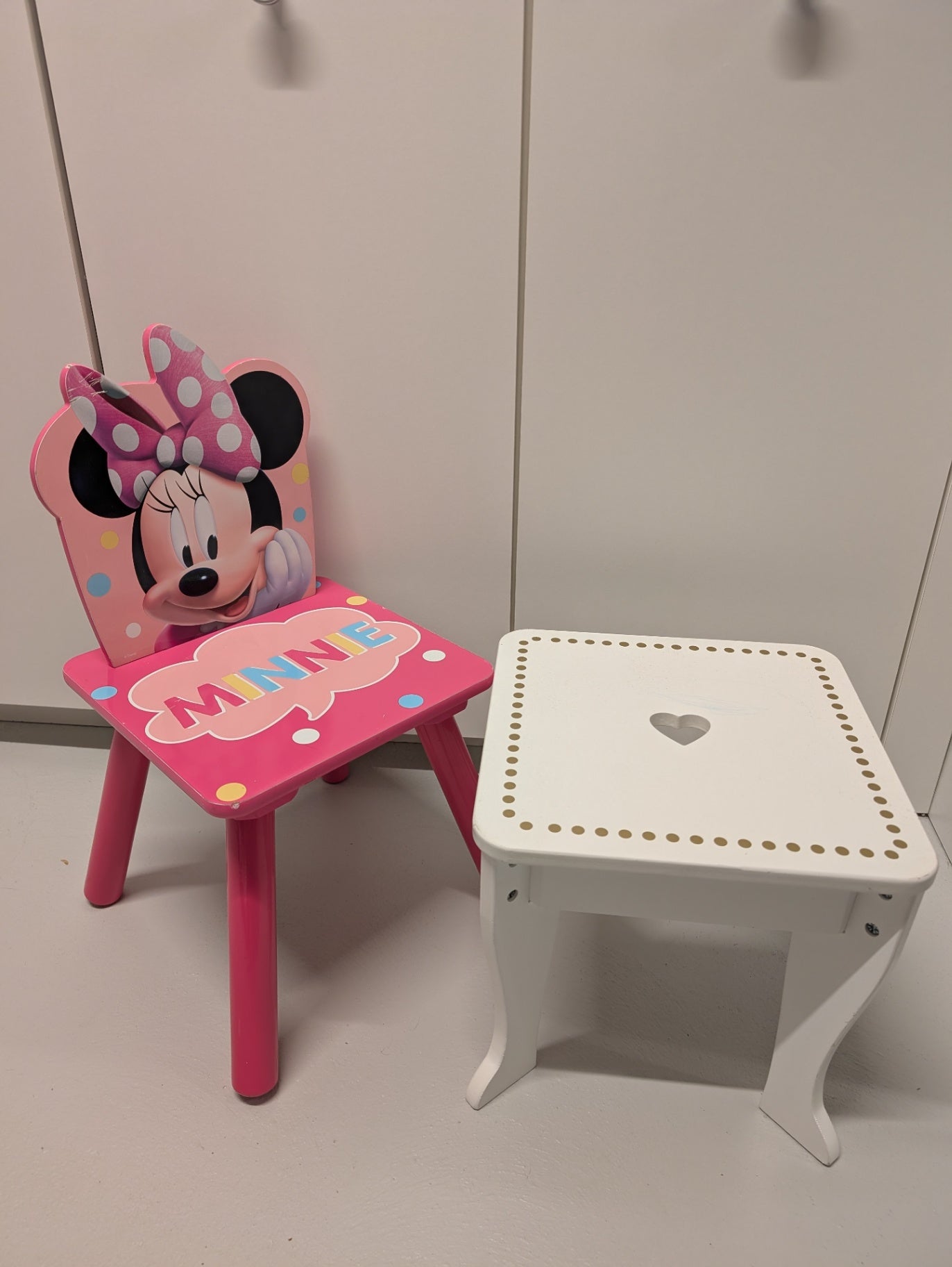 Tisch & Stuhl Pink und Weiß