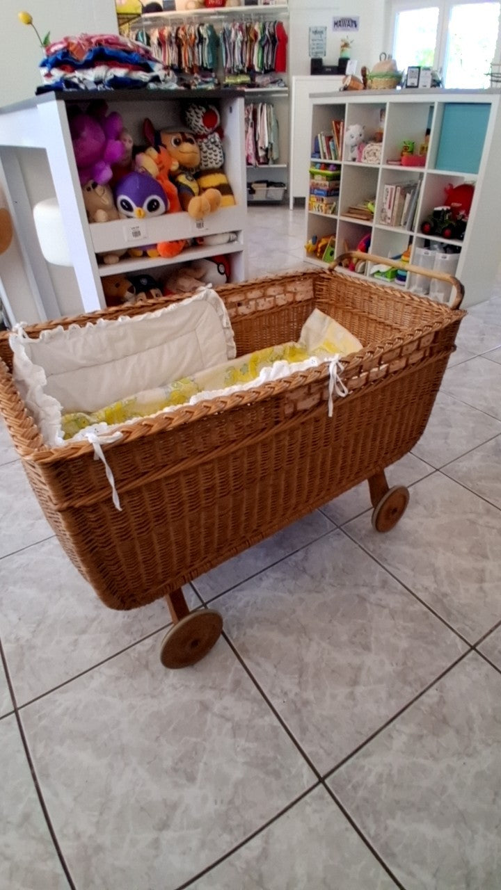 Stubenwagen mit Matraze und Leintuch