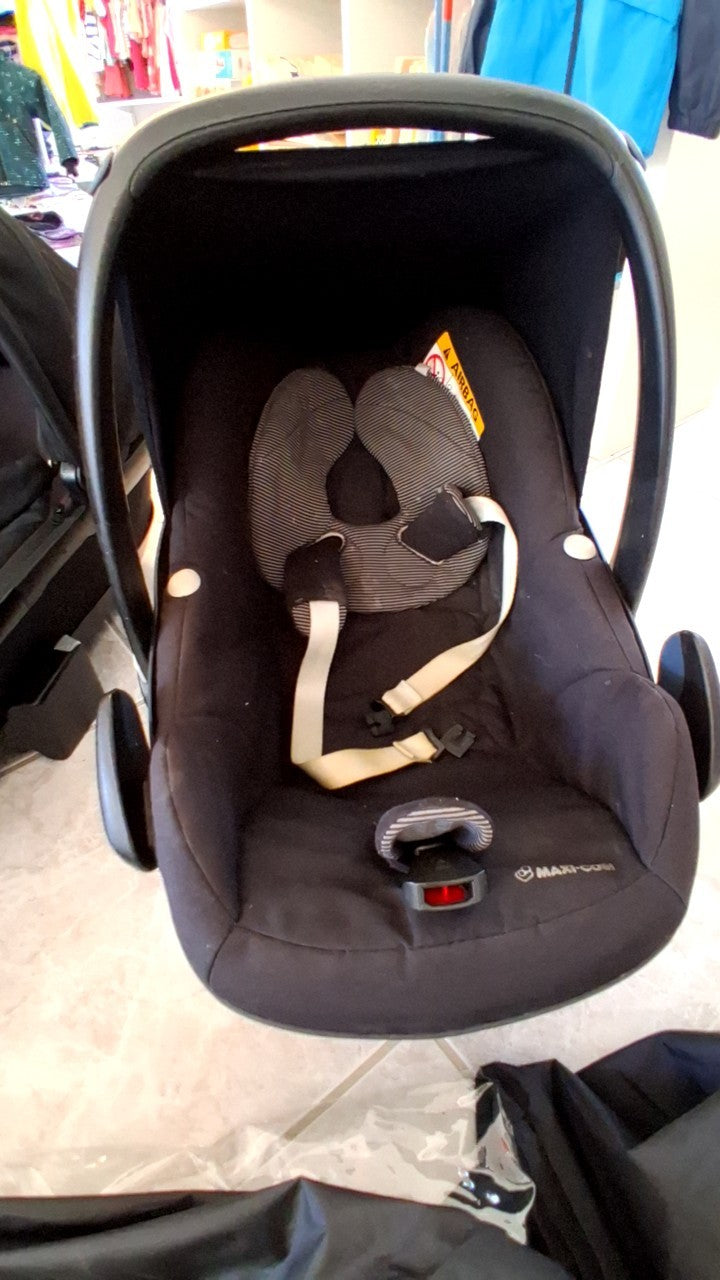 Maxi Cosi Kinderwagenwanne und Baby Schale